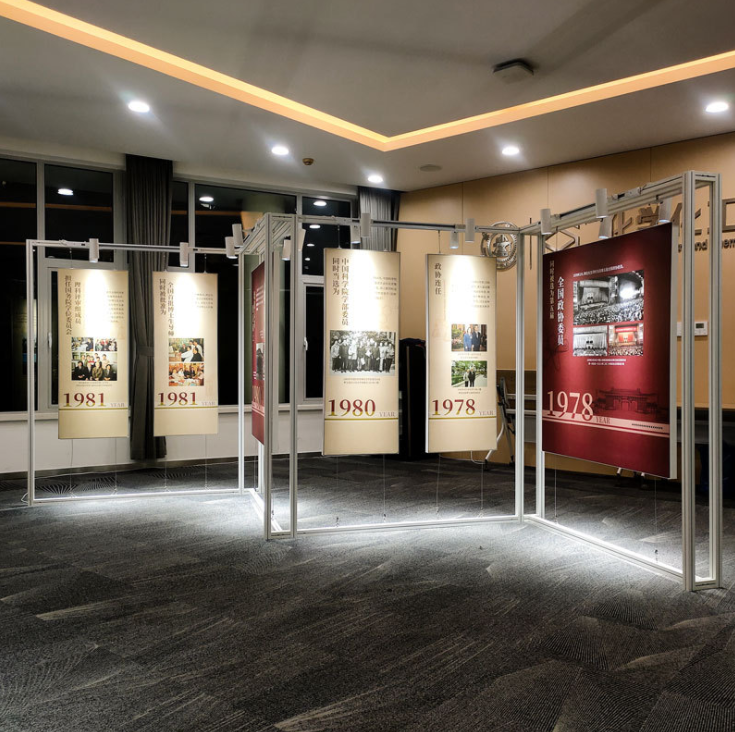 深圳展覽展板制作廠家——畫展展示架、廣告折疊屏風展架、八棱柱展覽、畫廊校園掛畫、隔斷書畫展板