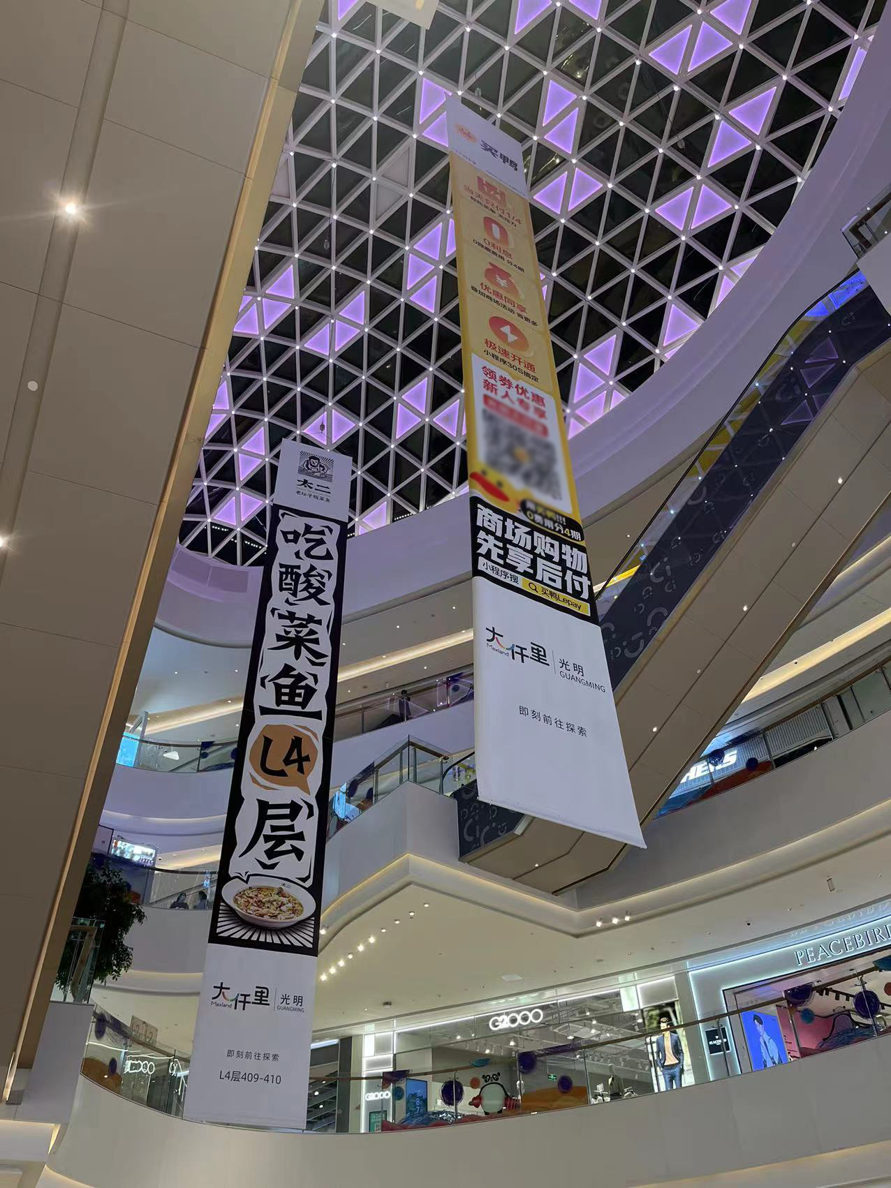 UV雙面網(wǎng)格布、夾黑雙噴布、噴繪售樓4S店吊旗、商場吊幔、櫥窗掛畫海報